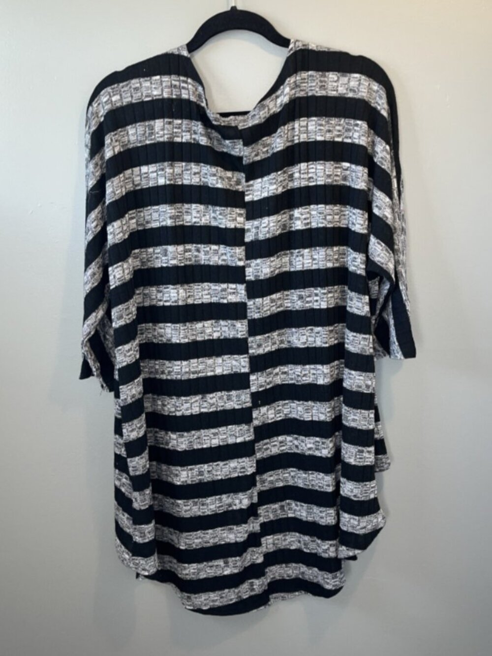 LulaRoe Lindsay Kimono Cardigan Womens M Stretchy Ribbed Grey/Black Stripe Hi-Lo - Picture 8 of 14